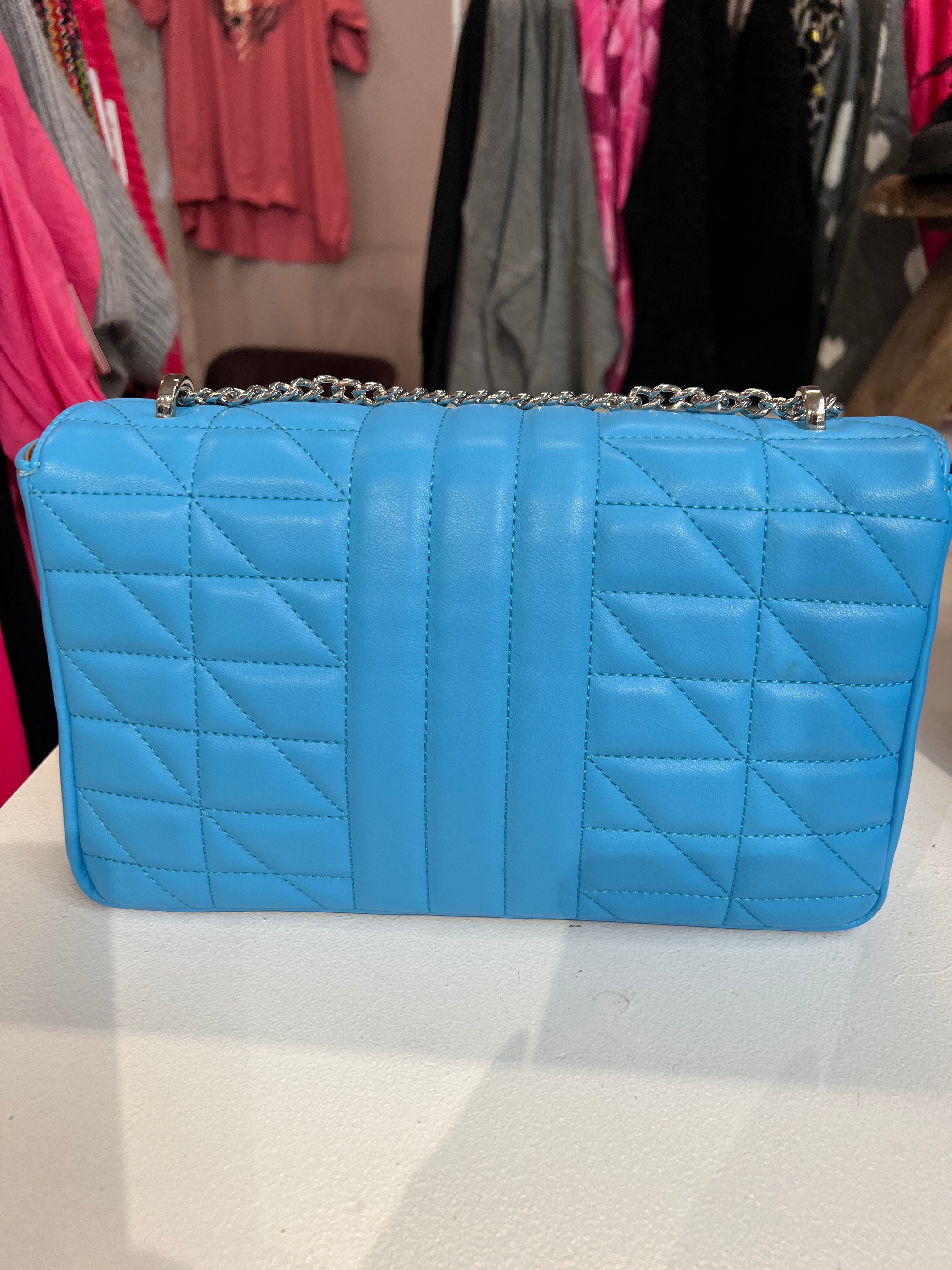 Hallie - Stor korsväska med silverfärgad kedja och stängning